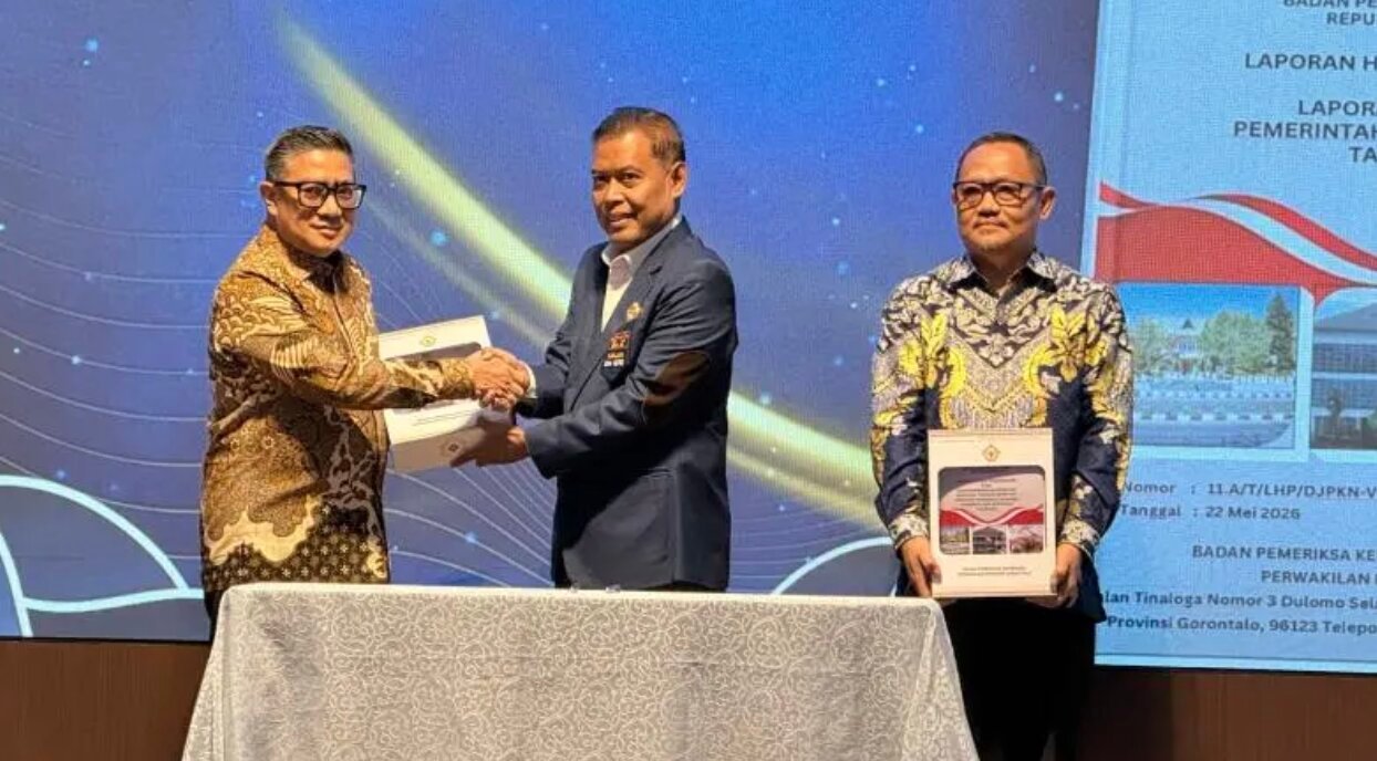 Wakil Wali Kota Gorontalo, Indra Gobel saat menerima opini WTP ke-11 yang berhasil dipertahankan Pemerintah Kota Gorontalo secara berturut-turut. (Foto: Humas Pemkot Gorontalo)