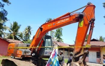 Satu unit excavator oranye merek Hitachi 110 yang kedapatan beroperasi di kawasan Cagar Alam Tanjung Panjang. (Foto: TNI Angkatan Laut melalui Pos AL)