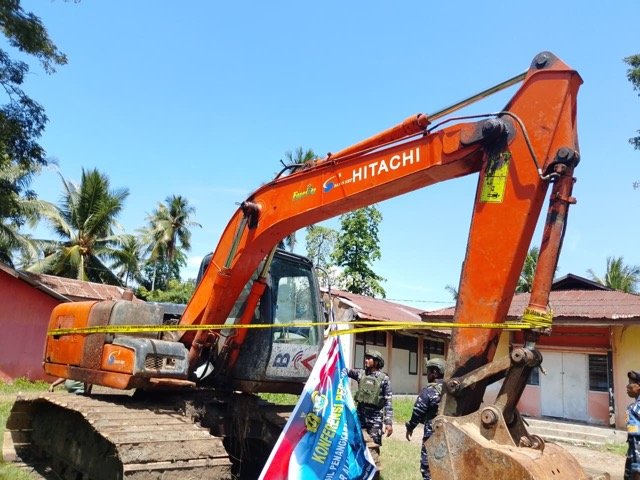 Satu unit excavator oranye merek Hitachi 110 yang kedapatan beroperasi di kawasan Cagar Alam Tanjung Panjang. (Foto: TNI Angkatan Laut melalui Pos AL)