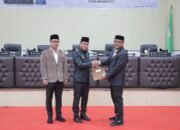 Wali Kota Kotamobagu, Weny Gaib, bersama Wakil Wali Kota Rendy Virgiawan Mangkat menghadiri Rapat Paripurna DPRD Kota Kotamobagu, Kamis, 30 April 2026. (Foto: Humas Pemkot Kotamobagu)