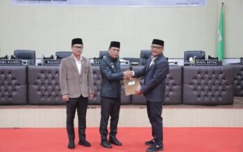 Wali Kota Kotamobagu, Weny Gaib, bersama Wakil Wali Kota Rendy Virgiawan Mangkat menghadiri Rapat Paripurna DPRD Kota Kotamobagu, Kamis, 30 April 2026. (Foto: Humas Pemkot Kotamobagu)