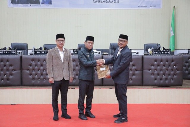 Wali Kota Kotamobagu, Weny Gaib, bersama Wakil Wali Kota Rendy Virgiawan Mangkat menghadiri Rapat Paripurna DPRD Kota Kotamobagu, Kamis, 30 April 2026. (Foto: Humas Pemkot Kotamobagu)