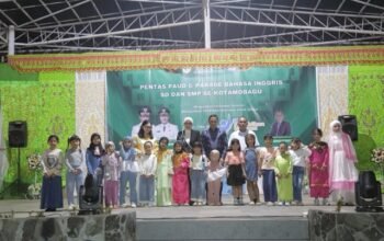 Wali Kota Kotamobagu Weny Gaib bersama Ketua TP PKK Rindah Gaib Mokoginta dan Wakil Ketua TP PKK Resty A. Mangkat Somba menghadiri Pentas PAUD dan Parade Bahasa Inggris tingkat SD dan SMP se-Kota Kotamobagu. (Foto: Humas Pemkot Kotamobagu)