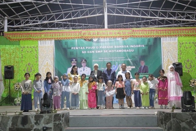 Wali Kota Kotamobagu Weny Gaib bersama Ketua TP PKK Rindah Gaib Mokoginta dan Wakil Ketua TP PKK Resty A. Mangkat Somba menghadiri Pentas PAUD dan Parade Bahasa Inggris tingkat SD dan SMP se-Kota Kotamobagu. (Foto: Humas Pemkot Kotamobagu)