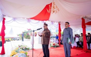 Bupati Buton Tengah, Dr. Azhari, memimpin langsung upacara Hardiknas) 2026/Hibata.id