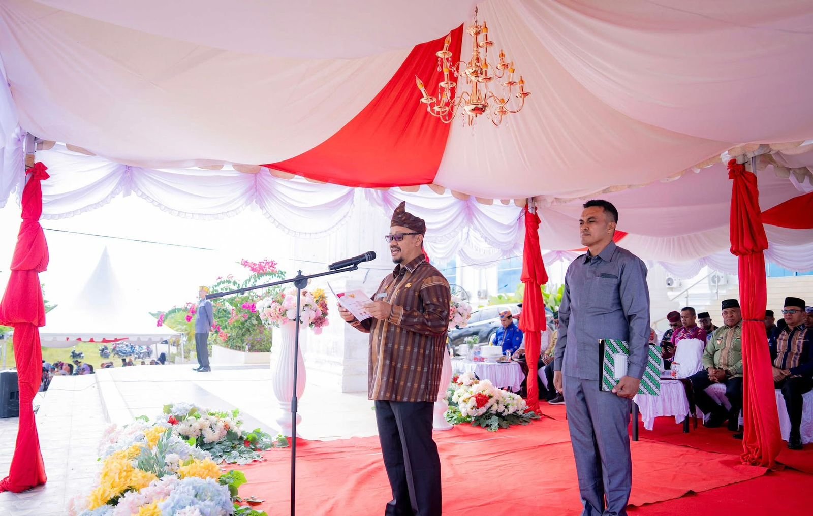 Bupati Buton Tengah, Dr. Azhari, memimpin langsung upacara Hardiknas) 2026/Hibata.id
