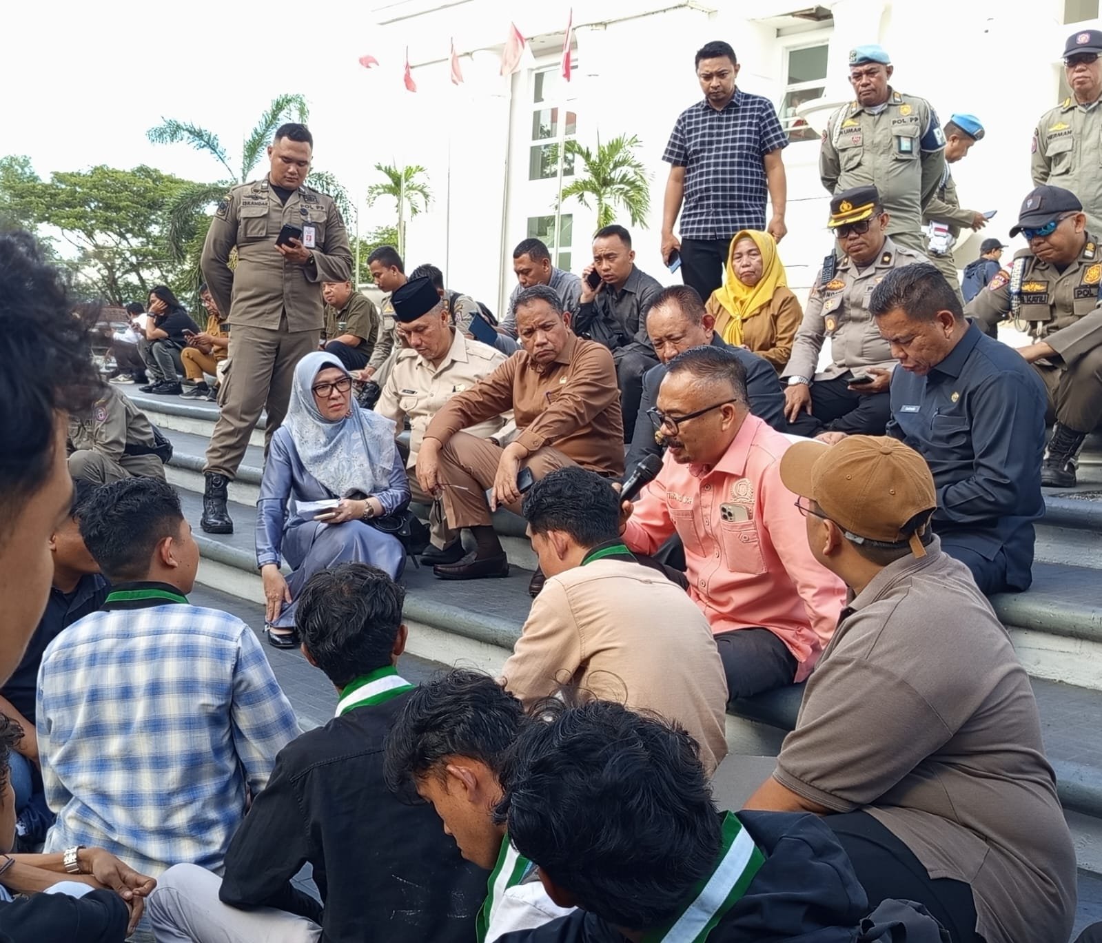 DPRD Provinsi Gorontalo saat menerima aksi unjuk rasa mahasiswa/Hibata.id