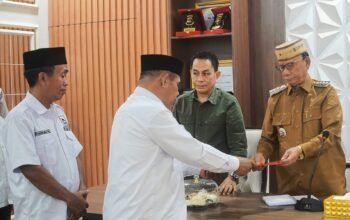 Bupati Ismet Mile saat menerima kunjungan silaturahmi Pengurus DPD PSI Bone Bolango di Ruang Kerja Bupati, Selasa (5/6/2026)/Hibata.id
