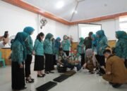 Ketua Tim Penggerak PKK Kota Kotamobagu, Ny. Rindah Gaib Mokoginta, bersama Wakil Ketua Ny. Resty A. Mangkat saat mempraktikan budidaya tanaman. (Foto: Humas Pemkot Kotamobagu)