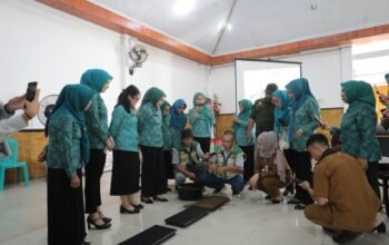 Ketua Tim Penggerak PKK Kota Kotamobagu, Ny. Rindah Gaib Mokoginta, bersama Wakil Ketua Ny. Resty A. Mangkat saat mempraktikan budidaya tanaman. (Foto: Humas Pemkot Kotamobagu)