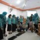 Ketua Tim Penggerak PKK Kota Kotamobagu, Ny. Rindah Gaib Mokoginta, bersama Wakil Ketua Ny. Resty A. Mangkat saat mempraktikan budidaya tanaman. (Foto: Humas Pemkot Kotamobagu)