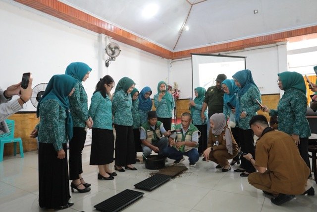 Ketua Tim Penggerak PKK Kota Kotamobagu, Ny. Rindah Gaib Mokoginta, bersama Wakil Ketua Ny. Resty A. Mangkat saat mempraktikan budidaya tanaman. (Foto: Humas Pemkot Kotamobagu)
