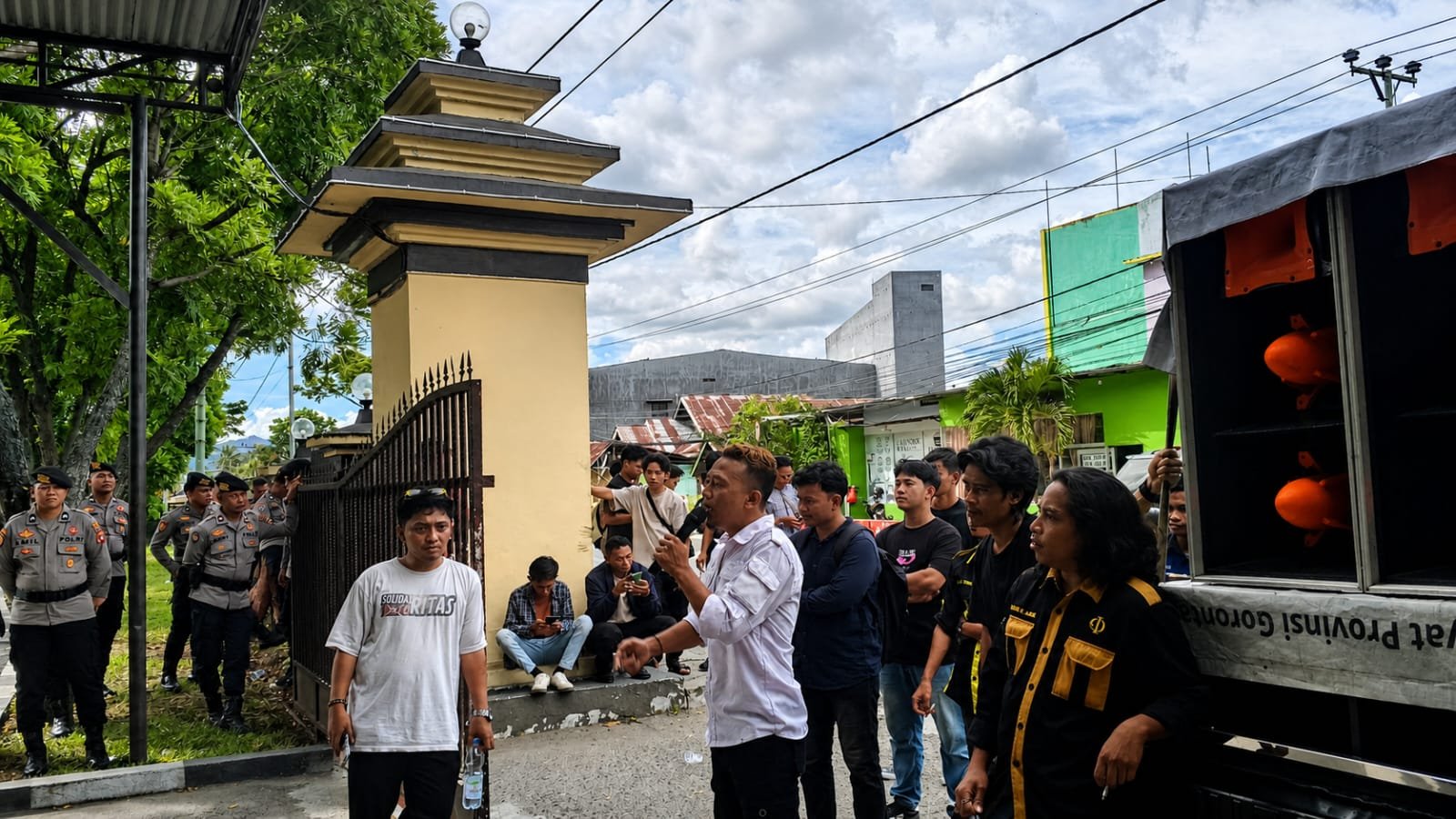 Aksi massa di Polda Gorontalo memanas. Warga desak penertiban PETI Pohuwato, soroti dugaan oknum dan ancaman krisis air bersih/Hibata.id