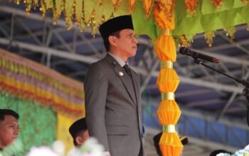 Wali Kota Kotamobagu, Weny Gaib, memimpin upacara peringatan Hari Pendidikan Nasional (Hardiknas) 2026 di lingkungan Pemerintah Kota Kotamobagu. Kegiatan tersebut berlangsung di Alun-alun Boki Hontinimbang, Rabu, 6 Mei 2026. (Foto: Humas Pemkot Kotamobagu)