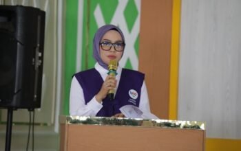 Ketua Tim Pembina Posyandu Kota Kotamobagu, Rindah Gaib Mokoginta, resmi membuka Bimbingan Teknis (Bimtek) Penguatan Kapasitas Kader Posyandu dalam penerapan enam Standar Pelayanan Minimal (SPM) di Kota Kotamobagu. (Foto: Humas Pemkot Kotamobagu)
