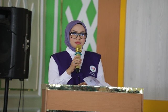 Ketua Tim Pembina Posyandu Kota Kotamobagu, Rindah Gaib Mokoginta, resmi membuka Bimbingan Teknis (Bimtek) Penguatan Kapasitas Kader Posyandu dalam penerapan enam Standar Pelayanan Minimal (SPM) di Kota Kotamobagu. (Foto: Humas Pemkot Kotamobagu)