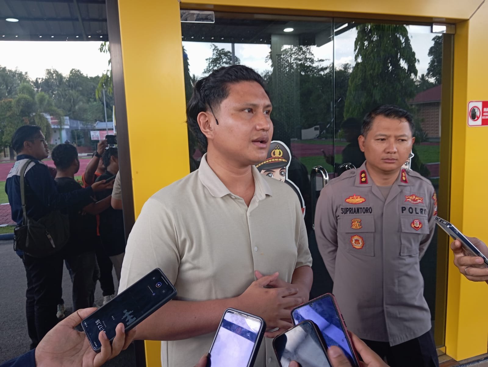 Kasat Reskrim Polres Bone Bolango AKP Robin Thalib bersama Kapolres Bone Bolango/Hibata.id