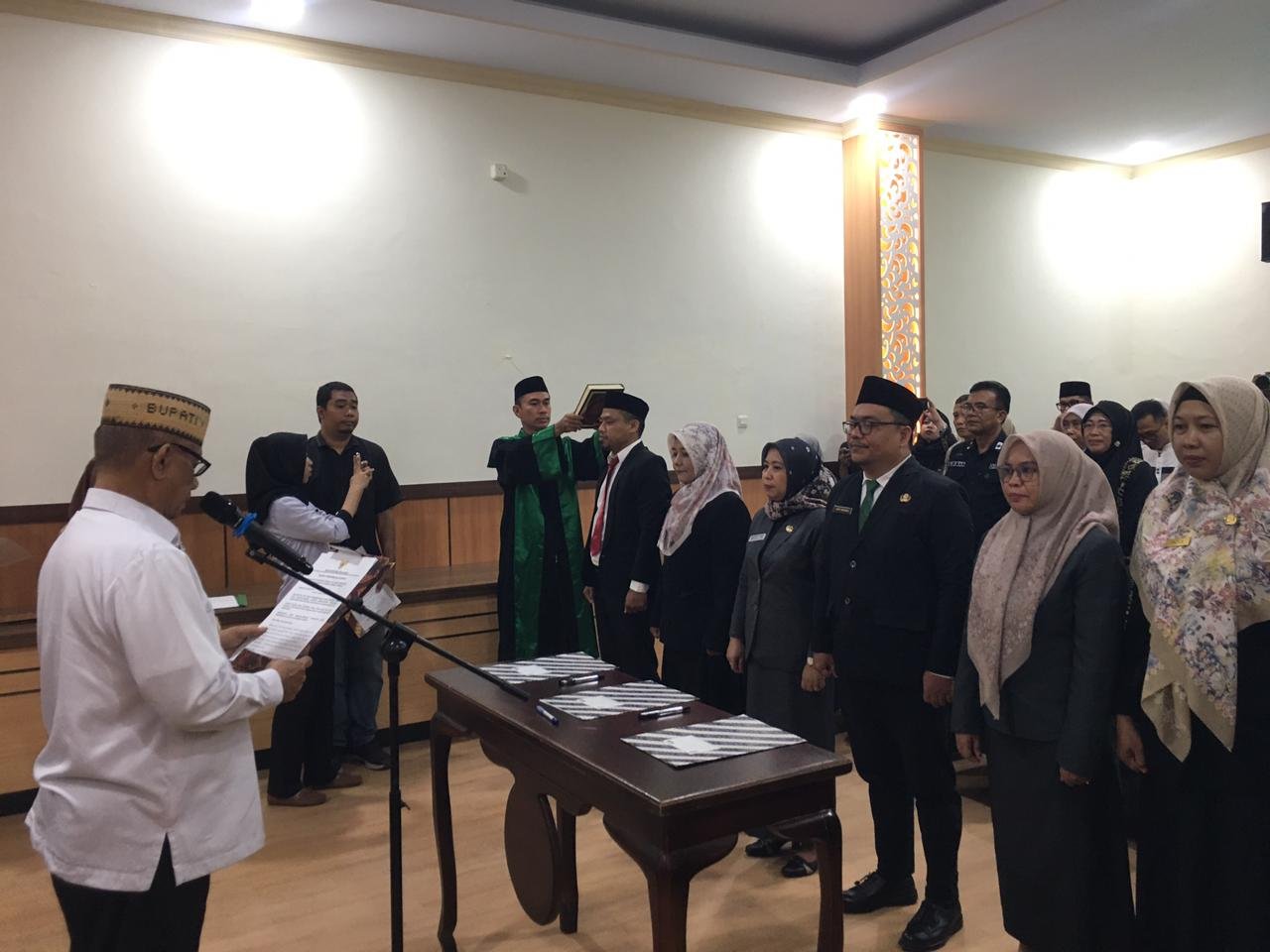 Bupati Bone Bolango Ismet Mile melantik pejabat administrator, struktural, dan fungsional di lingkungan Pemkab Bone Bolango. Pelantikan menekankan profesionalisme ASN dan pelayanan publik/Hibata.id