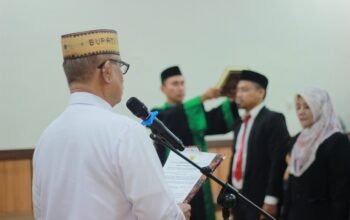 Bupati Bone Bolango, Ismet Mile, resmi melantik sejumlah pejabat fungsional dan pengurus Dewan Pendidikan/Hibata.id