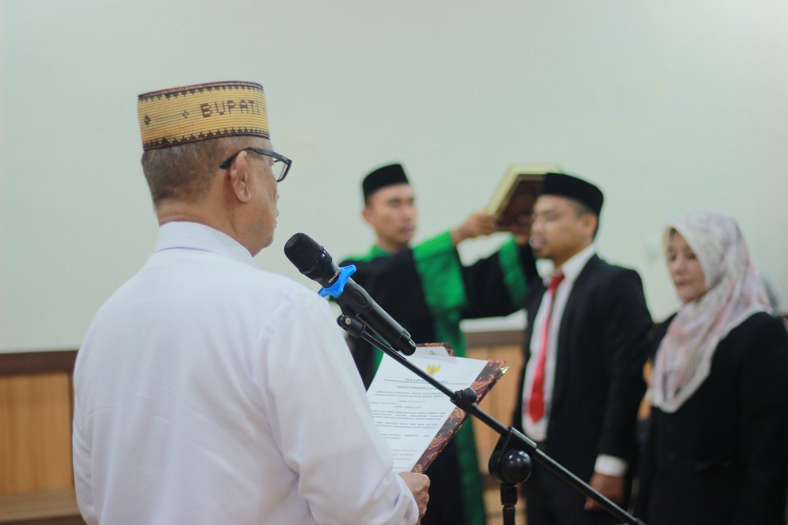 Bupati Bone Bolango, Ismet Mile, resmi melantik sejumlah pejabat fungsional dan pengurus Dewan Pendidikan/Hibata.id
