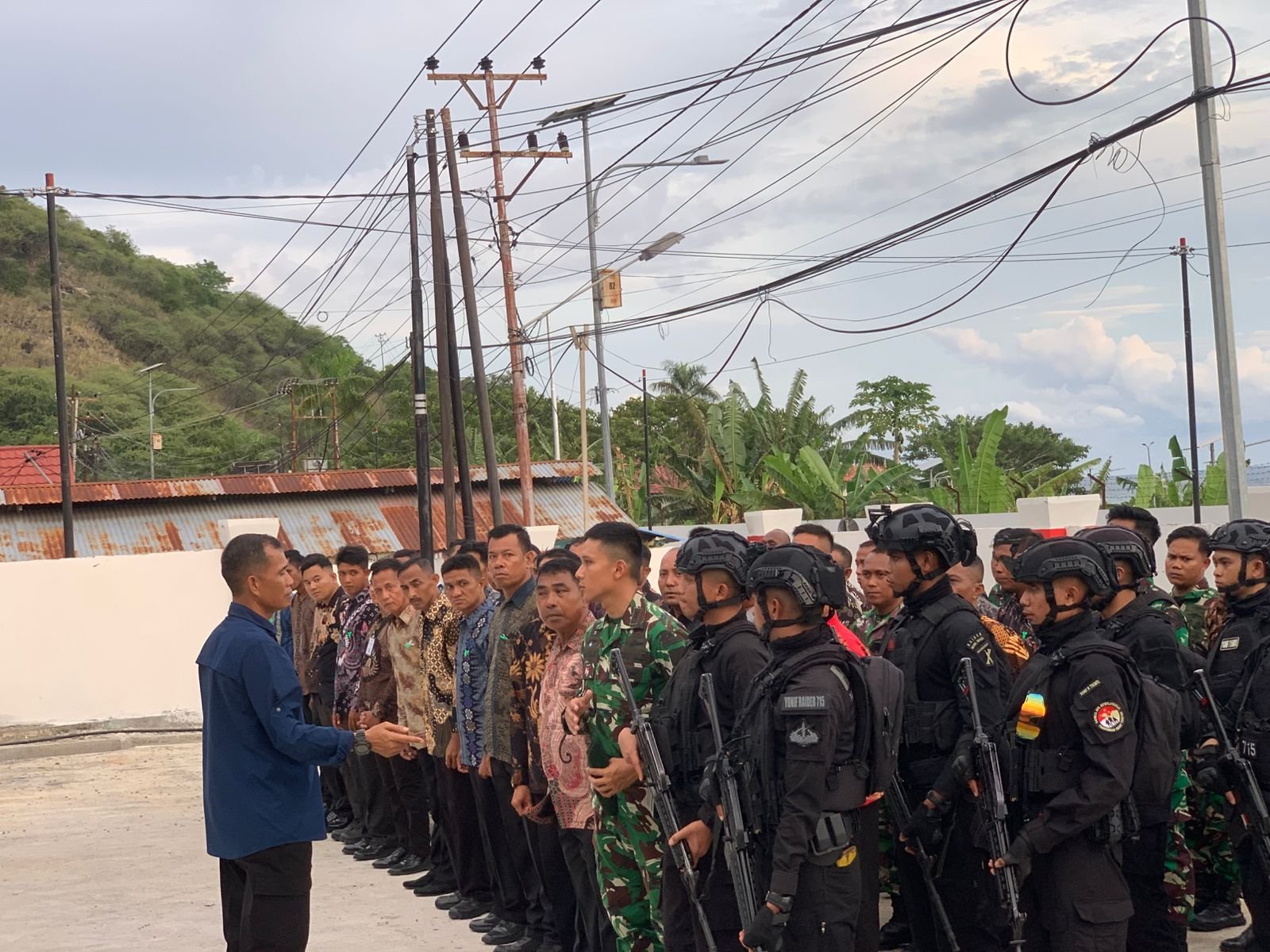 Kapten Zainal Arifin memimpin apel kesiagaan pengamanan menjelang kedatangan Presiden Republik Indonesia, Prabowo Subianto, di kawasan KNMP Provinsi Gorontalo, Jumat (08/05/2026)/Hibata.id