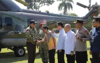 Wali Kota Kotamobagu Weny Gaib, Wakil Wali Kota Rendy Virgiawan Mangkat saat menyambut Menteri Pertahanan RI Sjafrie Sjamsoeddin tiba menggunakan helikopter dalam rangka kunjungan kerja di Kota Kotamobagu. (Foto: Humas Pemkot Kotamobagu)
