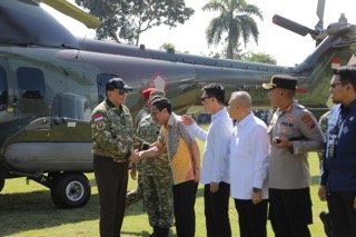 Wali Kota Kotamobagu Weny Gaib, Wakil Wali Kota Rendy Virgiawan Mangkat saat menyambut Menteri Pertahanan RI Sjafrie Sjamsoeddin tiba menggunakan helikopter dalam rangka kunjungan kerja di Kota Kotamobagu. (Foto: Humas Pemkot Kotamobagu)