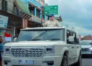 Presiden Republik Indonesia Prabowo Subianto melintas di jalanan Kota Gorontalo dengan Maung MV3 Garuda. FOTO: Rendi/Hibata.id