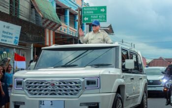 Presiden Republik Indonesia Prabowo Subianto melintas di jalanan Kota Gorontalo dengan Maung MV3 Garuda. FOTO: Rendi/Hibata.id