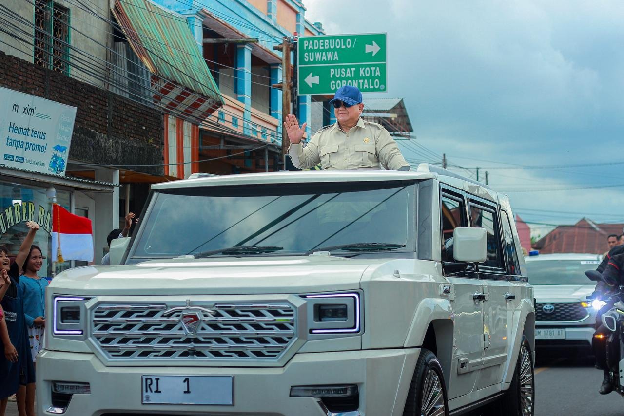 Presiden Republik Indonesia Prabowo Subianto melintas di jalanan Kota Gorontalo dengan Maung MV3 Garuda. FOTO: Rendi/Hibata.id
