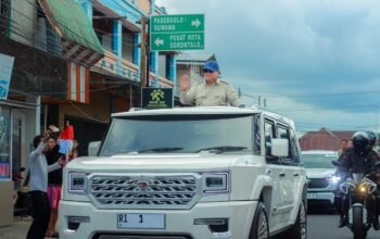 Presiden Republik Indonesia Prabowo Subianto saat melintas di Jalanan Kota Gorontalo. FOTO: Rendi/Hibata.id