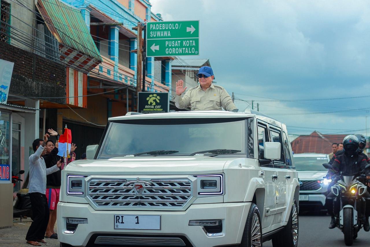 Presiden Republik Indonesia Prabowo Subianto saat melintas di Jalanan Kota Gorontalo. FOTO: Rendi/Hibata.id