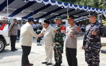 Wali Kota Gorontalo, Adhan Dambea saat menyambut Presiden Republik Indonesia Prabowo Subianto yang berkunjung ke ke Kampung Nelayan Merah Putih (KNMP) di Kelurahan Leato Selatan, Kecamatan Dumbo Raya, Sabtu, 9 Mei 2026. (Foto: Humas Pemkot Gorontalo)