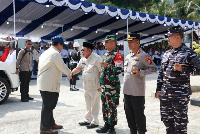 Wali Kota Gorontalo, Adhan Dambea saat menyambut Presiden Republik Indonesia Prabowo Subianto yang berkunjung ke ke Kampung Nelayan Merah Putih (KNMP) di Kelurahan Leato Selatan, Kecamatan Dumbo Raya, Sabtu, 9 Mei 2026. (Foto: Humas Pemkot Gorontalo)