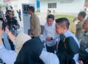 Kunjungan Presiden Prabowo Subianto di Gorontalo berlangsung meriah. Selain peresmian Kampung Nelayan Merah Putih, warga juga ramai memburu swafoto bersama ajudan Presiden, Letkol Teddy Indra Wijaya/Hibata.id