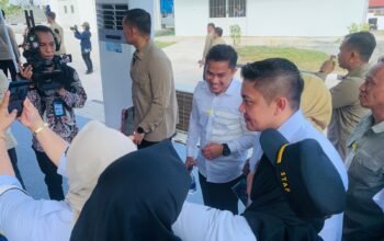 Kunjungan Presiden Prabowo Subianto di Gorontalo berlangsung meriah. Selain peresmian Kampung Nelayan Merah Putih, warga juga ramai memburu swafoto bersama ajudan Presiden, Letkol Teddy Indra Wijaya/Hibata.id