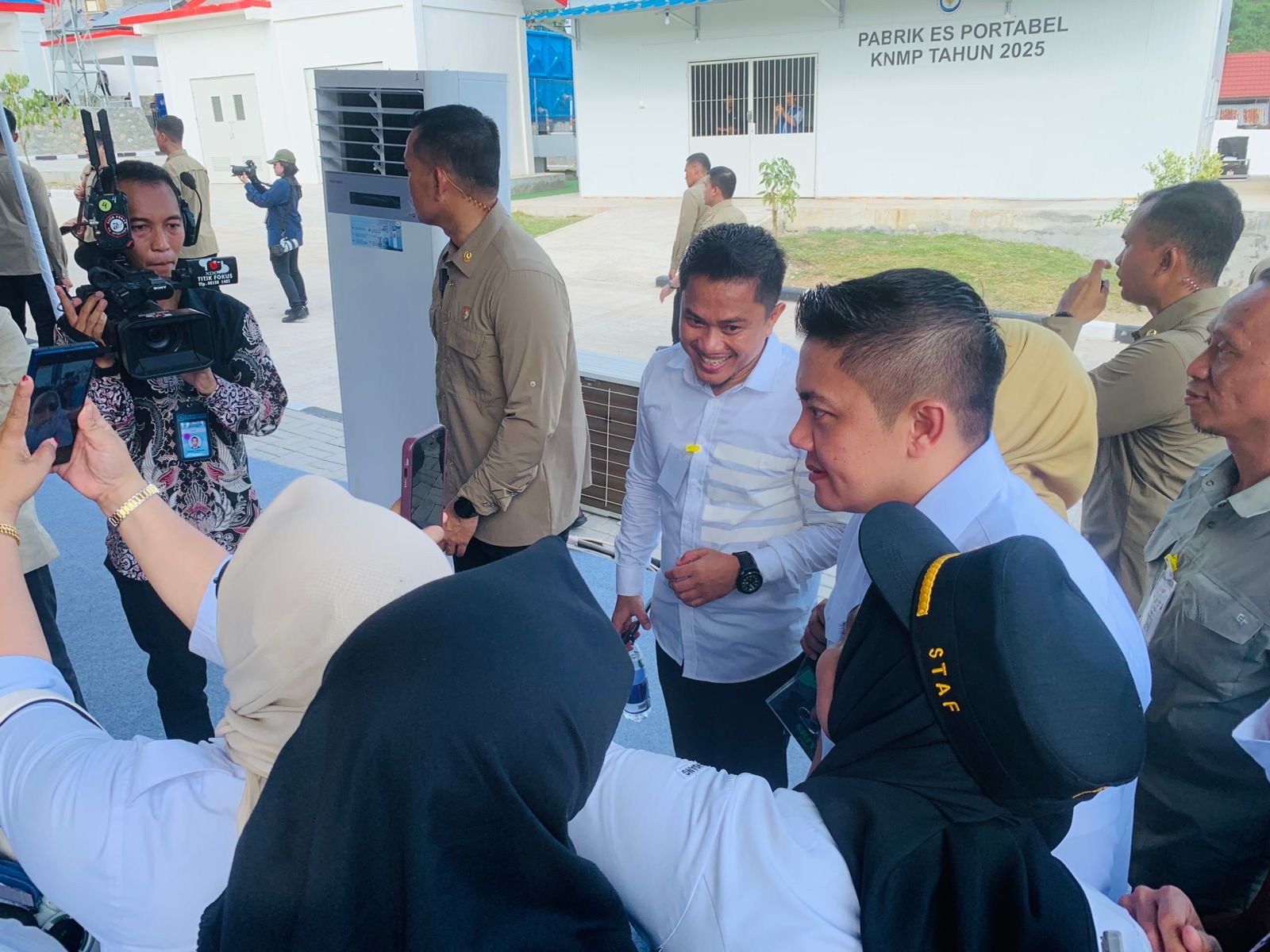 Kunjungan Presiden Prabowo Subianto di Gorontalo berlangsung meriah. Selain peresmian Kampung Nelayan Merah Putih, warga juga ramai memburu swafoto bersama ajudan Presiden, Letkol Teddy Indra Wijaya/Hibata.id