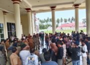 Massa penambang tradisional dan LSM Labrak menggelar aksi di Kantor Bupati Pohuwato, memprotes aktivitas tambang/Hibata.id