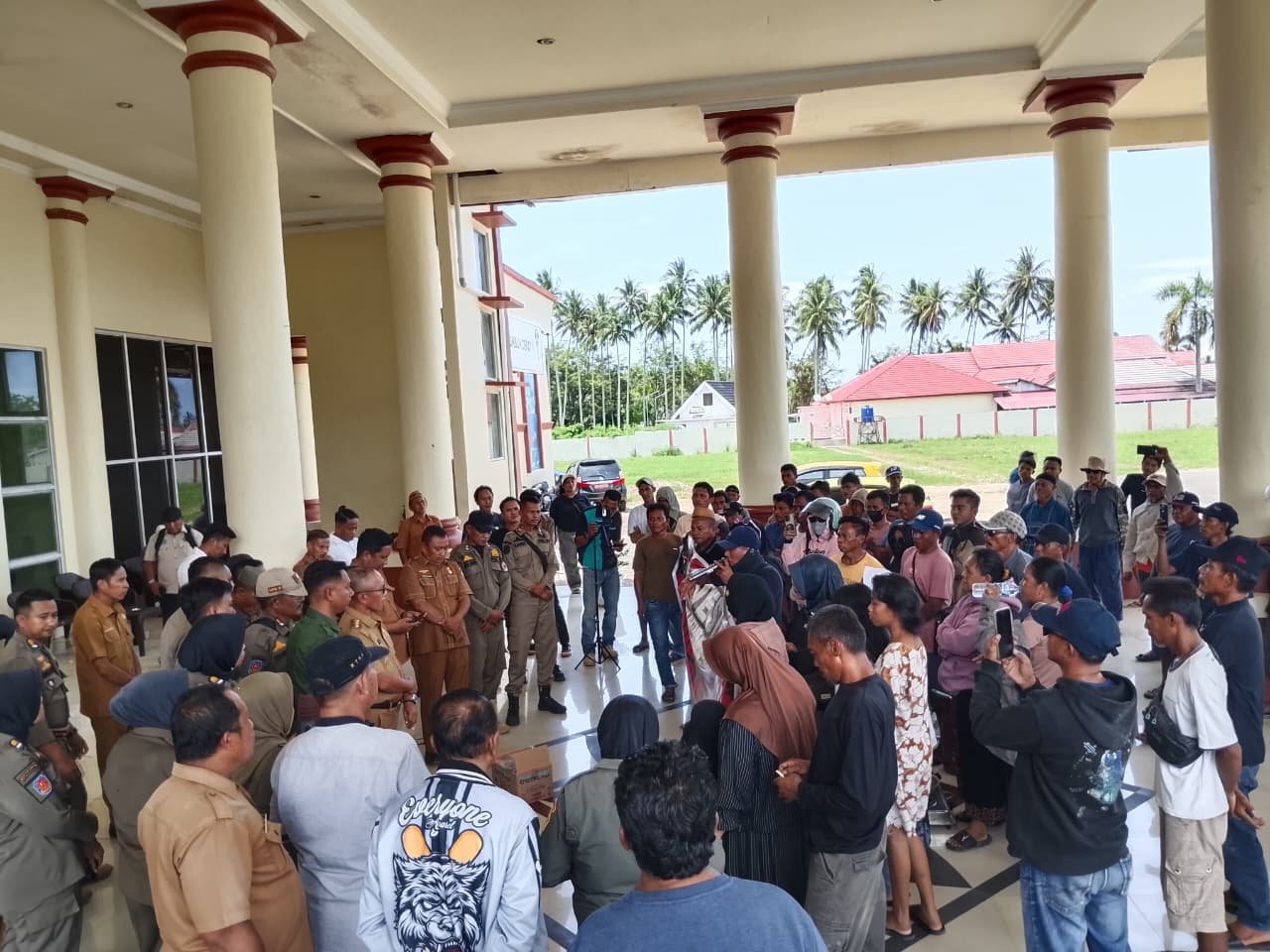 Massa penambang tradisional dan LSM Labrak menggelar aksi di Kantor Bupati Pohuwato, memprotes aktivitas tambang/Hibata.id