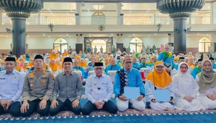 Bupati Gorontalo Lepas 161 Calon Haji Kloter 30, Titip Doa untuk Daerah