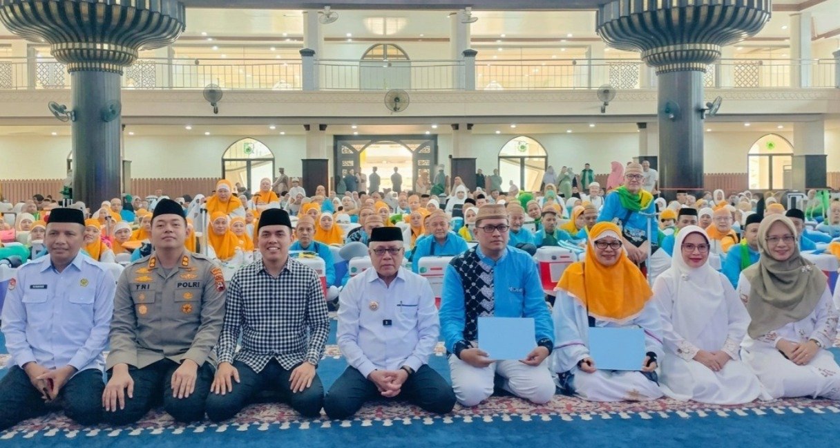 Bupati Gorontalo Sofyan Puhi melepas 161 jamaah calon haji (JCH) Kloter 30 asal Kabupaten Gorontalo/Hibata.id