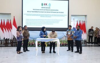 Bupati Bolaang Mongondow Utara Sirajudin Lasena menandatangani komitmen bersama pencegahan korupsi dan transformasi pelayanan publik bidang pertanahan guna memperkuat ekonomi daerah/Hibata.id