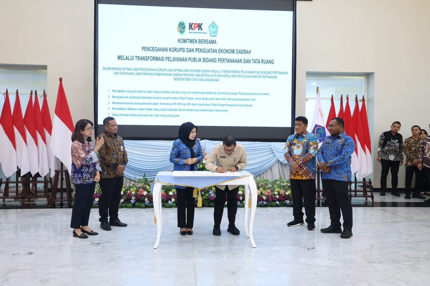 Bupati Bolaang Mongondow Utara Sirajudin Lasena menandatangani komitmen bersama pencegahan korupsi dan transformasi pelayanan publik bidang pertanahan guna memperkuat ekonomi daerah/Hibata.id
