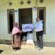 Ketua Lazis PLN Nusantara Power UP Gorontalo, Reynold Gobel, saat menyerahkan bantuan pemasangan listrik gratis dan modal usaha kepada warga di Kota Gorontalo/Hibata.id
