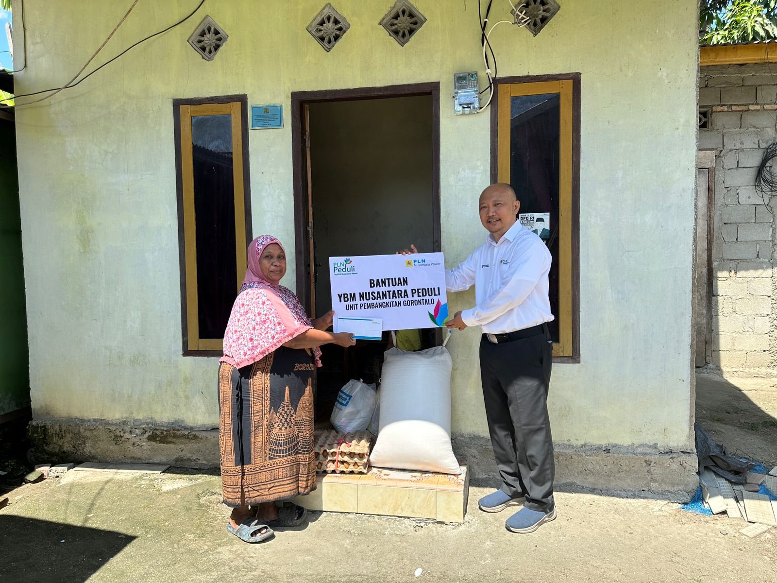 Ketua Lazis PLN Nusantara Power UP Gorontalo, Reynold Gobel, saat menyerahkan bantuan pemasangan listrik gratis dan modal usaha kepada warga di Kota Gorontalo/Hibata.id