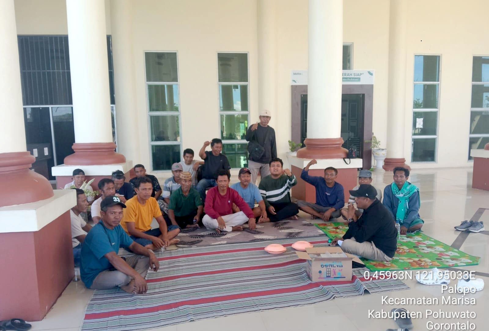 Hari Ketiga, Penambang Tradisional Pohuwato Bertahan di Kantor Bupati, Desak Dialog dan Solusi/Hibata.id