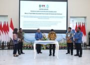 Wali Kota Kotamobagu Weny Gaib saat menandatangani komitmen antikorupsi bersama Komisi Pemberantasan Korupsi (KPK) Republik Indonesia. (Foto: Humas Pemkot Kotamobagu)