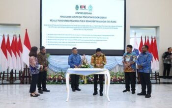 Wali Kota Kotamobagu Weny Gaib saat menandatangani komitmen antikorupsi bersama Komisi Pemberantasan Korupsi (KPK) Republik Indonesia. (Foto: Humas Pemkot Kotamobagu)