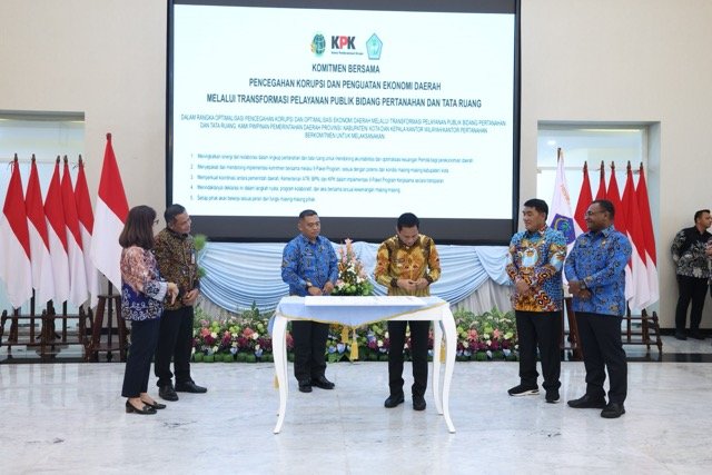 Wali Kota Kotamobagu Weny Gaib saat menandatangani komitmen antikorupsi bersama Komisi Pemberantasan Korupsi (KPK) Republik Indonesia. (Foto: Humas Pemkot Kotamobagu)