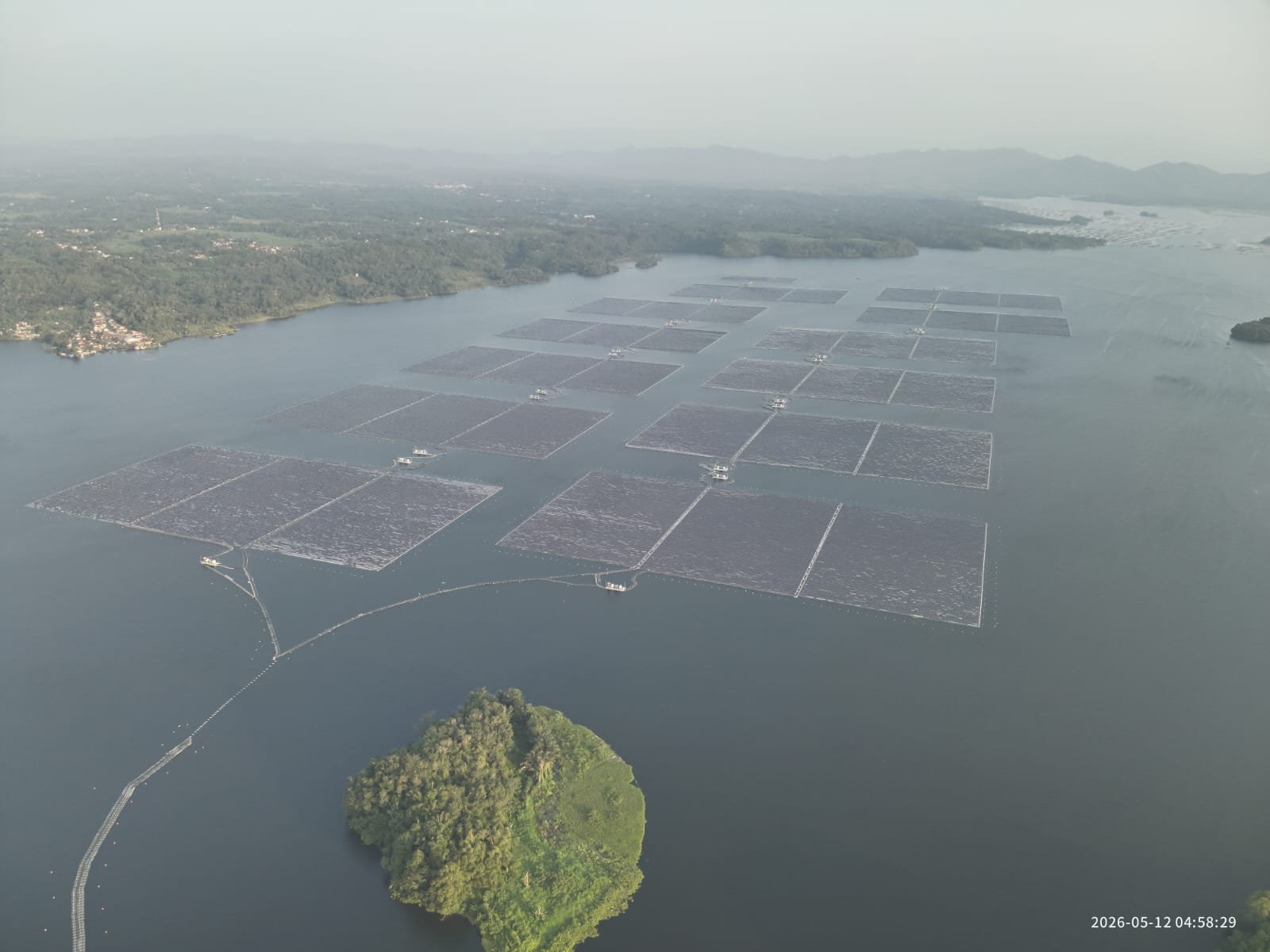 Dewan Energi Nasional di PLTA Cirata. Melalui kunjungan langsung ke dalam power house PLTA Cirata, sebagai kawasan yang memanfaatkan potensi energi baru terbarukan secara optimal melalui konsep pembangkit hybrid. PLTA Cirata yang merupakan PLTA terbesar di Indonesia dengan kapasitas 1.008 Mega Watt (MW) berpadu dengan PLTS Terapung Cirata berkapasitas 192 Mega Watt Peak (MWp) yang dibangun dan dioperasikan di Waduk Cirata. (Dok. PLN NP)/Hibata.id